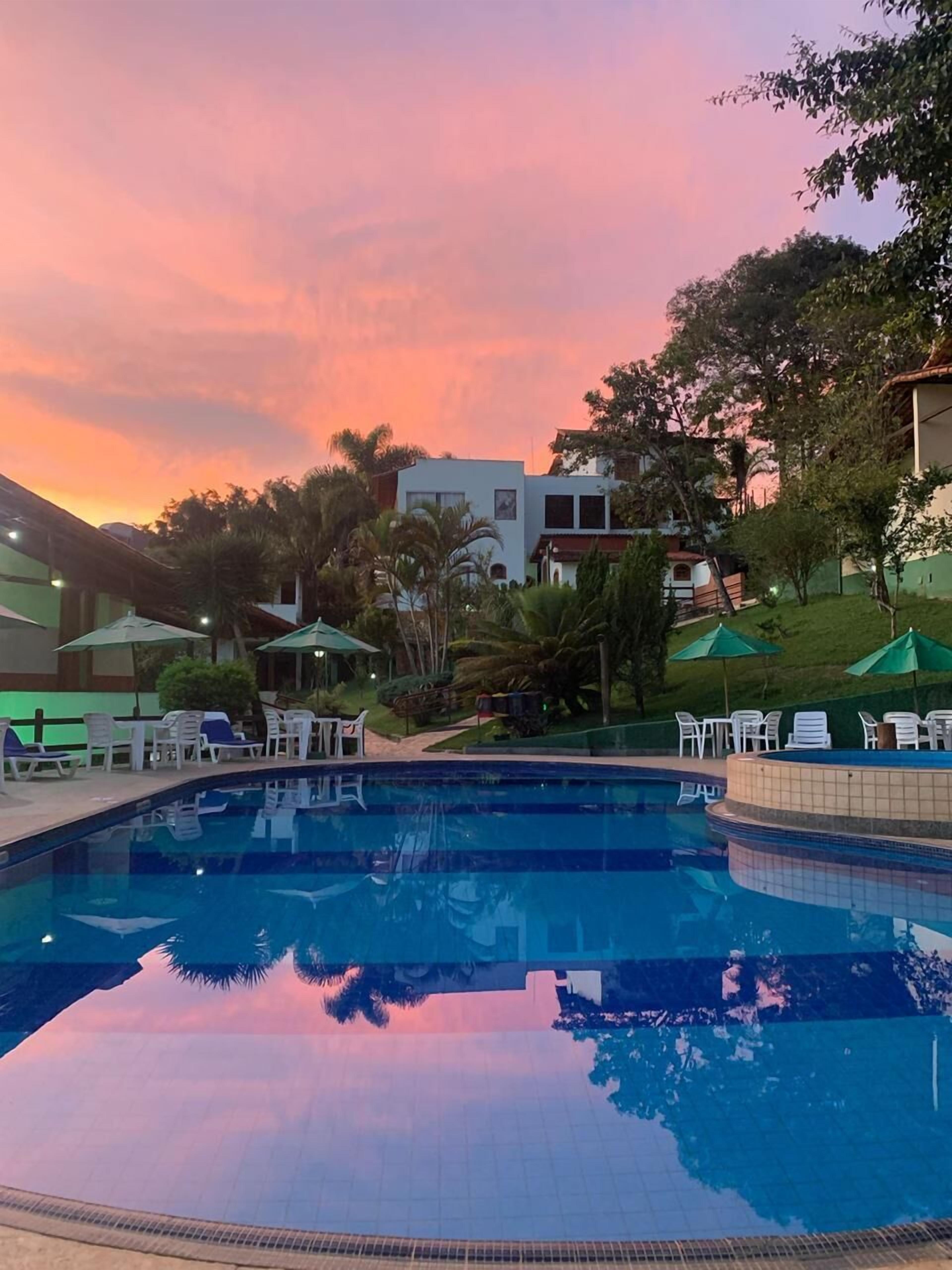 Alberca techada, 2 albercas al aire libre y sombrillas en la alberca