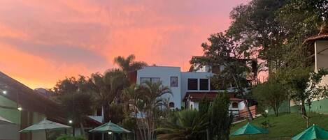 Inomhuspool, 2 utomhuspooler, parasoller och solstolar