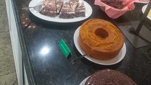 Monipuolinen buffet, jossa on tarjolla erilaisia jälkiruokia ja leivonnaisia.