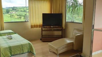Quarto quádruplo superluxo | Cofres nos quartos, Wi-Fi de cortesia, roupa de cama