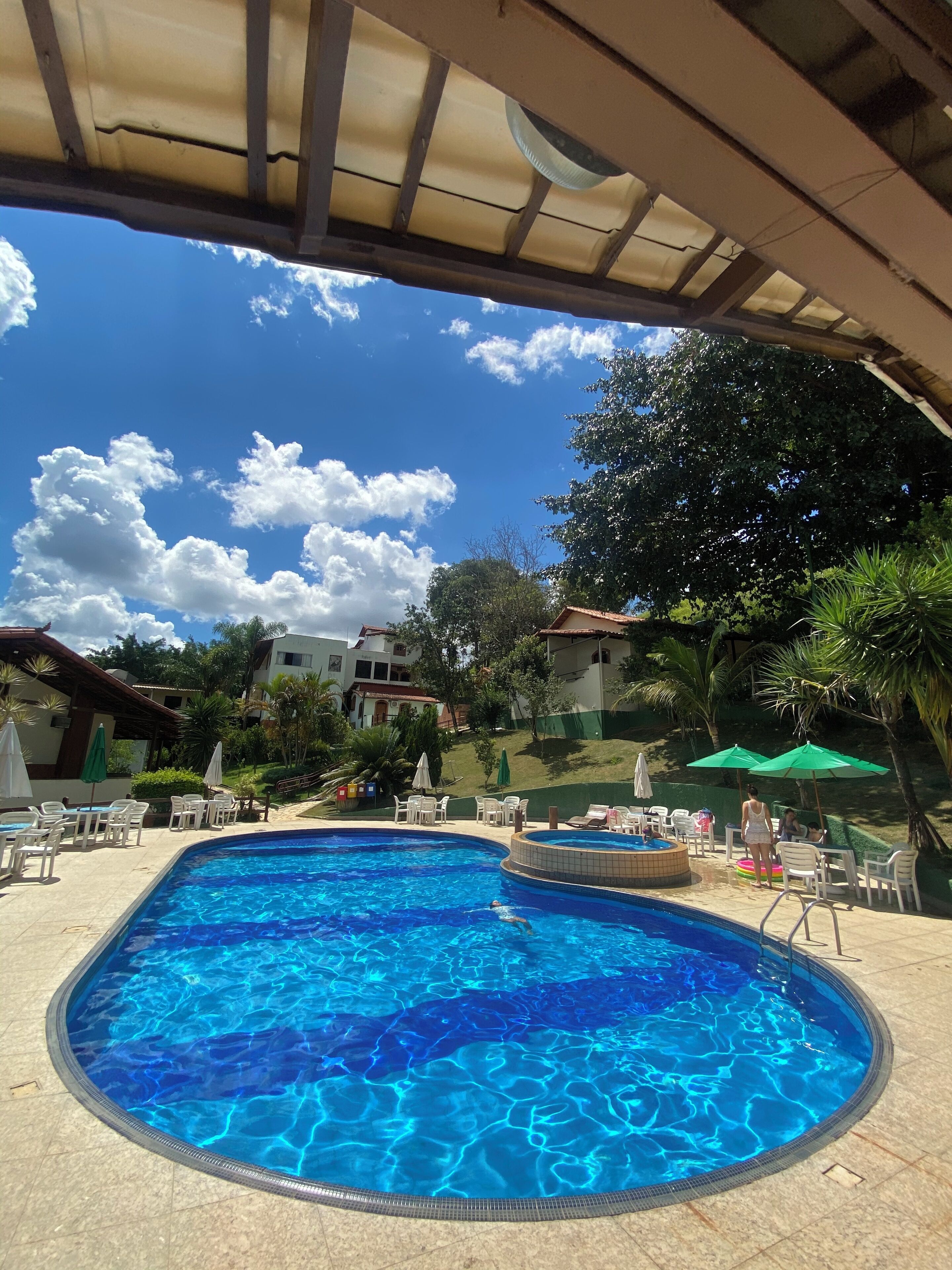 Piscine couverte, 2 piscines extérieures, parasols de plage