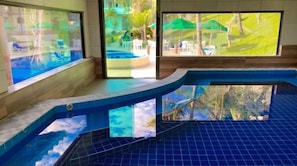 Piscine couverte, 2 piscines extérieures, parasols de plage