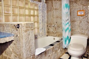 Secadora de cabello, toallas, jabón, papel de baño 