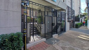 Una entrada con reja a un edificio con un cartel que dice 'ATUA'.