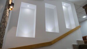 Eine Treppe mit Holzwändungen und modernem Design.
