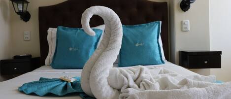 Dobbeltrom, balkong, bakgårdsutsikt | Skrivebord og wi-fi (inkludert)