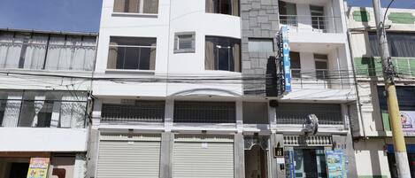 Vista frontal de la propiedad