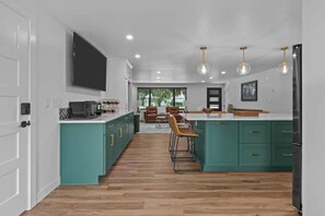 Interior - Pack 'Em Inn - Ultimate Titletown Comfort (Green Bay)