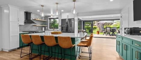 Micro-ondes, four, plaque de cuisson, lave-vaisselle