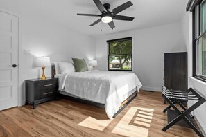 3 bedrooms, iron/ironing board, WiFi, bed sheets - Pack 'Em Inn - Ultimate Titletown Comfort (Green Bay)