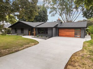 Exterior - Pack Em Inn 2 – Walk to Lambeau & Titletown (Green Bay)