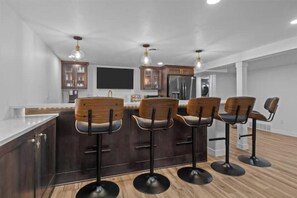 Dining - Pack Em Inn 2 – Walk to Lambeau & Titletown (Green Bay)