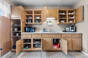 Kjøleskap, mikrobølgeovn, ovn og kokeplater