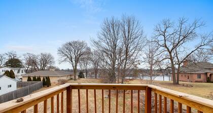 Walk to SNC Campus Minutes away from Lambeau Field