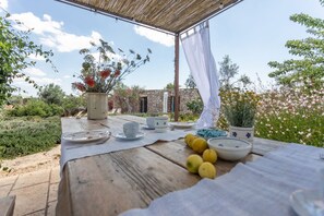 屋外ダイニングエリア