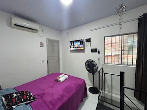 Escrivaninha, Wi-Fi de cortesia, roupa de cama