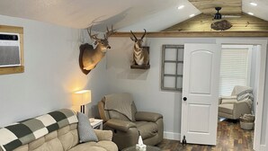 Ein gemütliches Wohnzimmer mit einer bequemen Couch, einem Holztisch und einem Kamin.