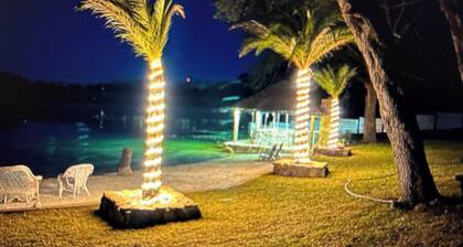 2 Bedroom Cabin on Private Beach with Tiki bar & Cabana!