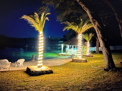 2 Bedroom Cabin on Private Beach with Tiki bar & Cabana!