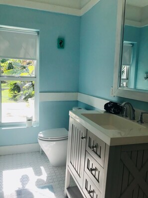 Een haardroger, handdoeken, zeep, toiletpapier