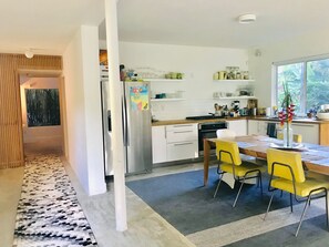 Een oven, een kookplaat, een vaatwasser