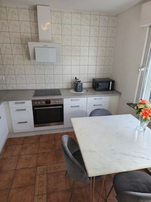Fridge, microwave, oven, stovetop - Vacation apartment 1 - near Phantasialand, Cologne, Bonn, Brühl (Weilerswist)