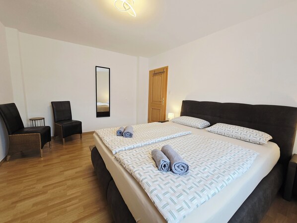 2 habitaciones, tabla de planchar con plancha, wifi y ropa de cama