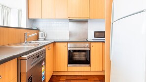 Frigorifero, microonde, forno, piano cottura