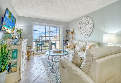Beachside Coastal Retreat! 2 Bedroom/Balcony w/ Beach View! *SPECIAL*