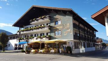Hotel com varanda, área de estar ao ar livre e vista para as montanhas.