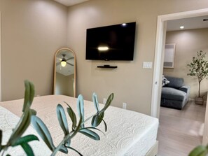 3 bedrooms, desk, WiFi, bed sheets