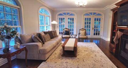 Waterfront_Heated pool_Private acre yard_BBQ_ Wood Fireplace