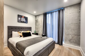 Tabla de planchar con plancha, wifi gratis y ropa de cama 