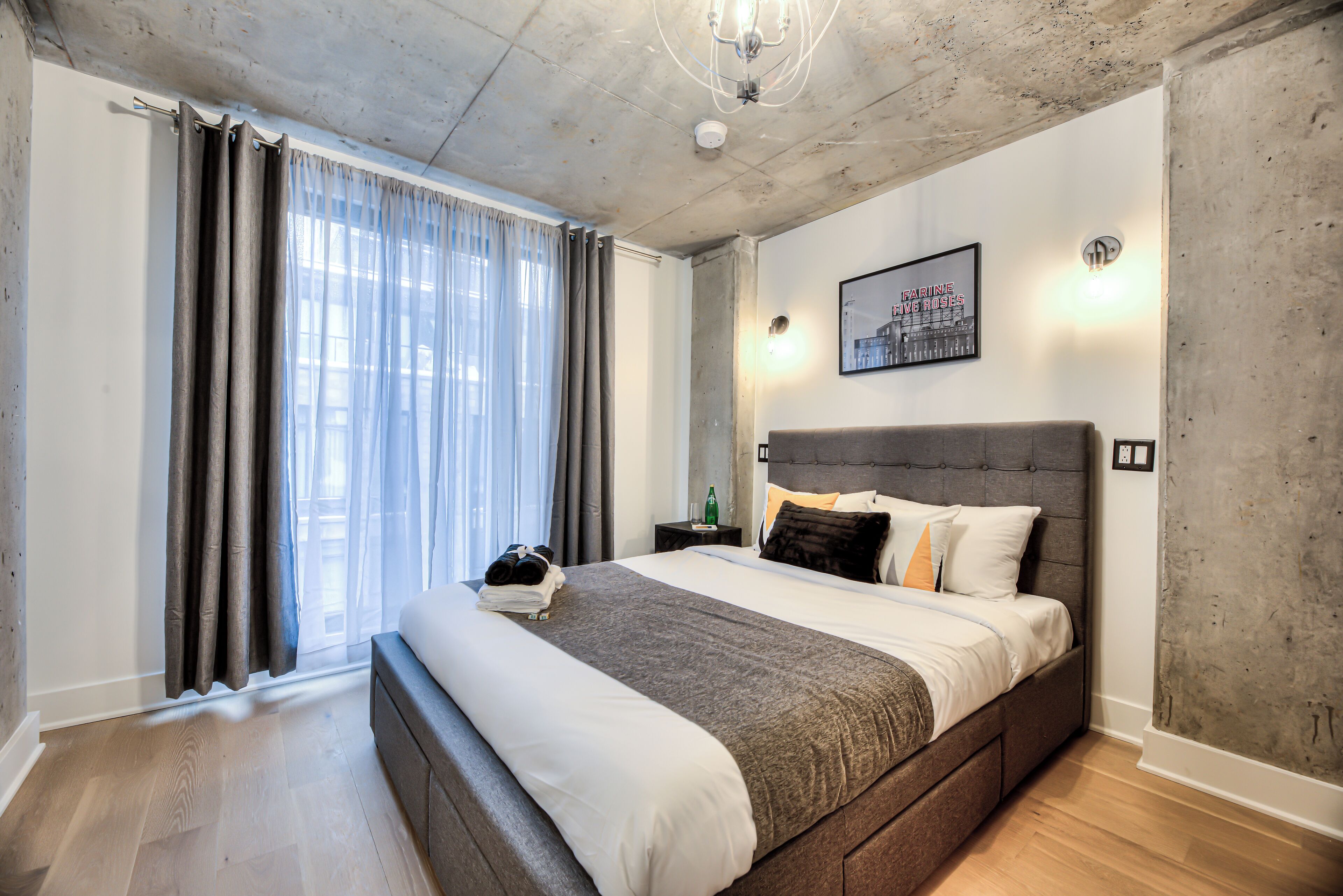 Tabla de planchar con plancha, wifi gratis y ropa de cama 