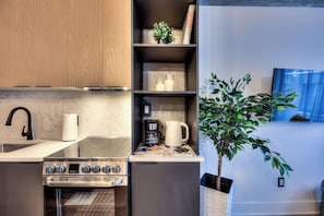 Tủ lạnh nhỏ, lò vi sóng, bếp nấu