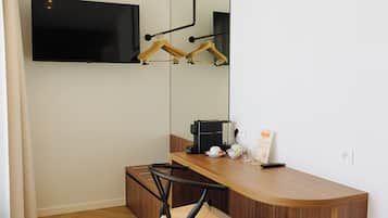 Habitación superior con 1 cama doble o 2 individuales, balcón, vistas a la ciudad | Escritorio, espacio para trabajar con un portátil, wifi gratis