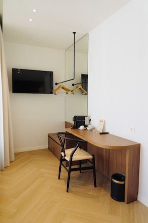 Habitación superior con 1 cama doble o 2 individuales, balcón, vistas a la ciudad | Escritorio, espacio para trabajar con un portátil, wifi gratis