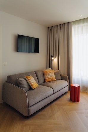 Deluxe Double Room, Balcony, City View | Living area