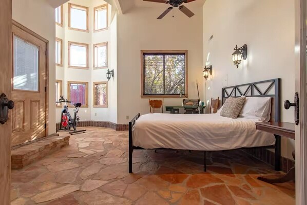 Room - 14 Guests 5BR 2BA Game room and Living (Parowan)