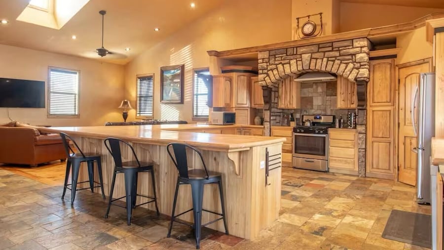 14 Guests 5BR 2BA Game room and Living