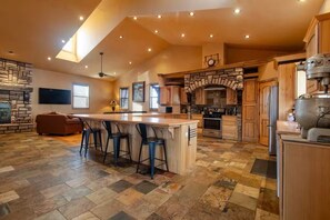 Private kitchen - 14 Guests 5BR 2BA Game room and Living (Parowan)