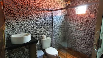 Grand Room, Balcony, Garden View | Bathroom | Shower, towels