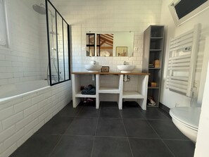 Haartrockner, Handtücher, Seife, Toilettenpapier