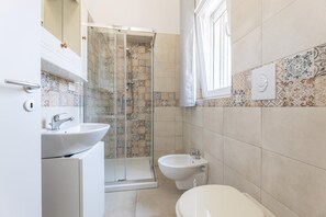 Ducha, secador de pelo, bidé y toallas