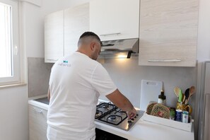 Een koelkast, een oven, een kookplaat, een koffiezetapparaat/waterkoker