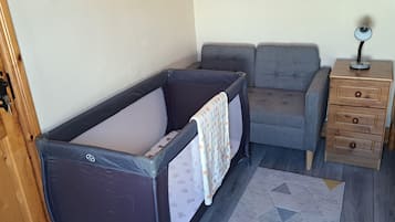 3 bedrooms, iron/ironing board, WiFi, bed sheets