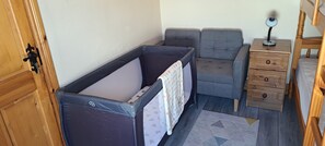 3 bedrooms, iron/ironing board, WiFi, bed sheets - House on the Lane, in the tranquil Village of Cong, Ireland. (MO)