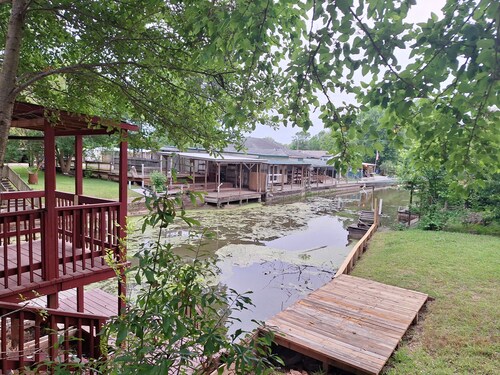 Kind of a Lake House- 2-bedroom on the canal; boat ramp, fishing, nature!