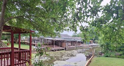 Kind of a Lake House- 2-bedroom on the canal; boat ramp, fishing, nature!