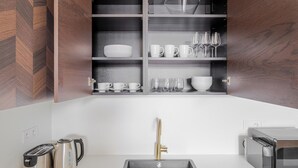Micro-ondas, fogão, lava-louças, talheres/pratos/utensílios de cozinha